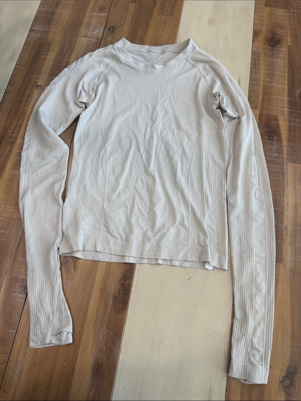 Old Navy Cream Lightweight Crewneck Long-Sleeve Sweater. (B2)
